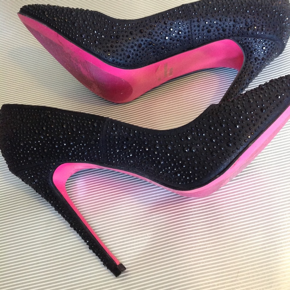 Gorgeous heels with pink bottoms - Picture 3 of 6